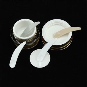 Cuillère cosmétique blanche écologique pour le mélange et l'échantillonnage