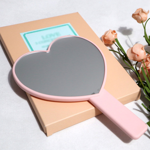 Petit miroir à main rose en forme de coeur