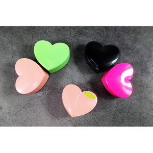 Taille-crayons de maquillage manuel en plastique coloré en forme de coeur