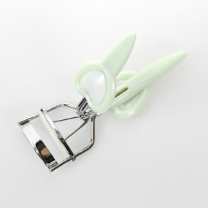 Manipulez l'outil de maquillage de recourbe-cils mignon en silicone